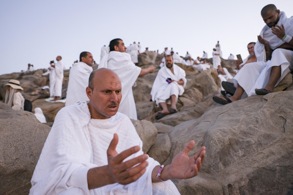 حجاج يرتدون ملابس الإحرام